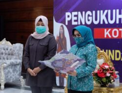 Dikukuhkan sebagai Bunda Genre Surabaya, Ketua Tim Penggerak PKK Bakal Kolaborasi untuk Penanganan KB hingga Stunting