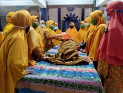 Regenerasi, Aisyiyah Krembangan Latih Anak Muda Cara Mandikan Jenazah