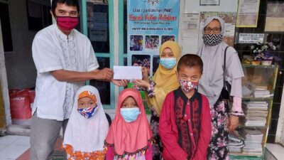 Peduli Sesama, Majelis Taklim Morokrembangan Bagi Donasi Untuk Rumah Pintar Matahari