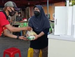 Sambut HUT RI ke-76, Komunitas Surabaya Berbagi Sebar Bansos