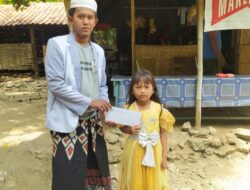 Unik, Pemuda Sumenep Beri Surprise bagi Warga yang Lahir Tahun 1945 pada HUT RI Ke-76.