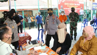 Tinjau Vaksinasi Serentak di Malang, Kapolri Optimis Target 2 Juta Per Hari Tercapai