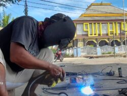 Muhammadiyah Tebluru Bersama Pemuda Membuat Alat Pemandian Jenazah