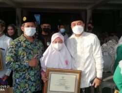 WALIKOTA SURABAYA, ERI CAHYADI BERI PENGHARGAAN KEPADA PERAIH MEDALI EMAS KOMPETISI MATEMATIKA SUPRARASIONAL