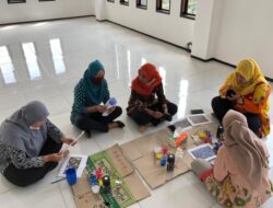 Menarik, Dosen UMM Lakukan Pendampingan Pemanfaatan Limbah Plastik untuk Karya Seni