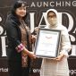 Annisa Herdyana, Direktur PT. Suminar Margaria Fashindo, saat menerima Piagam Penghargaan dari Museum Rekor Indonesia (MURI)