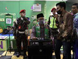 Kunjungi Booth UMSurabaya, Ketum PP Muhammadiyah Jajal Inovasi Kursi Cerdas