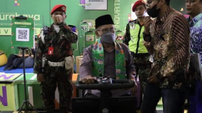 Kunjungi Booth UMSurabaya, Ketum PP Muhammadiyah Jajal Inovasi Kursi Cerdas
