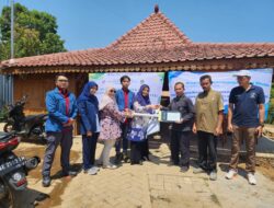 Beri Lampu Solar Cell di Kare, Bukti Unair Komitmen Bantu Masyarakat