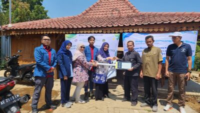 Beri Lampu Solar Cell di Kare, Bukti Unair Komitmen Bantu Masyarakat
