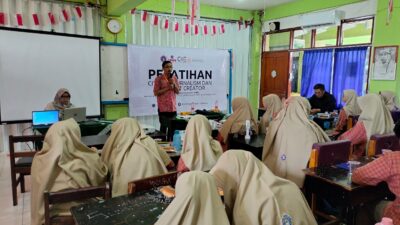 Komunikasi UMM Latih SMA Muhammadiyah 1 Denpasar Membuat Video Pendek