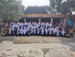 Belajar Kearifan Lokal, Siswa SMP Muhammadiyah PK Home Stay di Desa