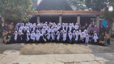 Belajar Kearifan Lokal, Siswa SMP Muhammadiyah PK Home Stay di Desa