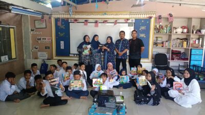 FKIP UMSurabaya memberikan bantuan Buku-Buku Bacaan dalam meningkatan Literasi anak SB Kampung Pandan Malaysia