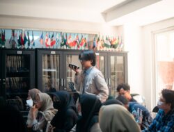 Guru Besar Jawaharlal Nehru University (JNU) India, ajak mahasiswa Prodi HI UMM untuk memahami betapa pentingnya menghargai dan memahami beragam budaya selain Indonesia