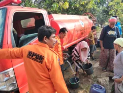 Atasi Kekeringan, Pemkab Pandeglang Salurkan 211 Ribu Liter Air Bersih ke 33 Desa