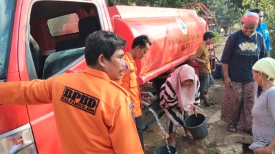 Atasi Kekeringan, Pemkab Pandeglang Salurkan 211 Ribu Liter Air Bersih ke 33 Desa